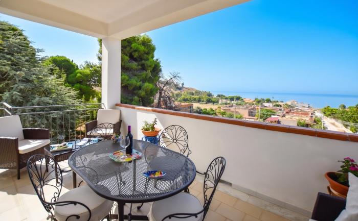 Charming Apartment in Sciacca with Sea View