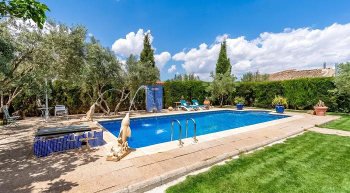 Spacious villa with mountain view and pool in Baza