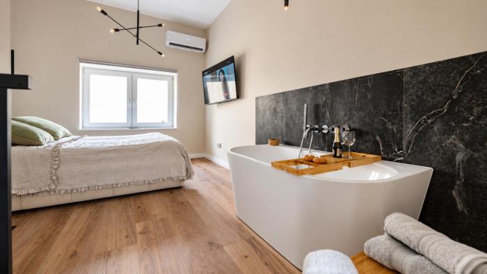 Romantic Loft by Fengshui4u z wanną w sypialni, klimatyzacją i bezpłatnym parkingiem
