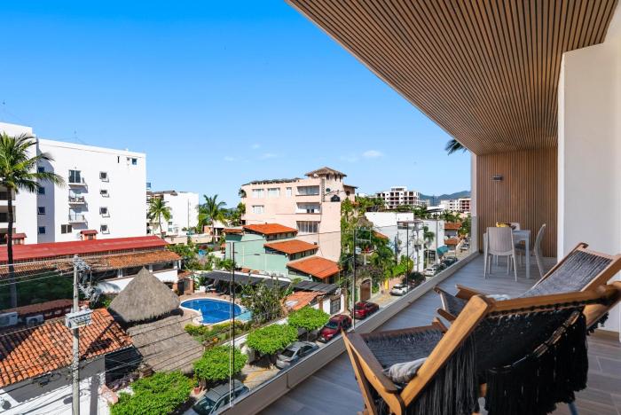 Luxury 2BR Lock-Off | Rooftop Pool | Golden Zone