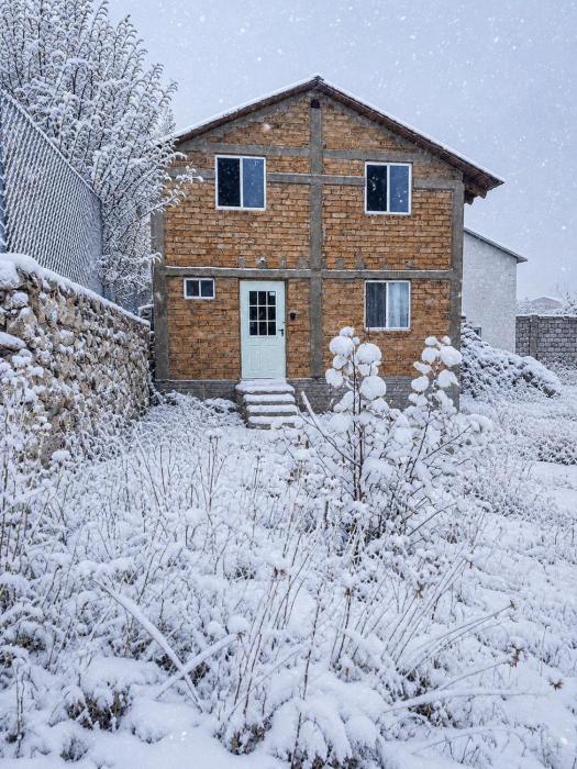 Charming cabin in a village, one km from the downtown