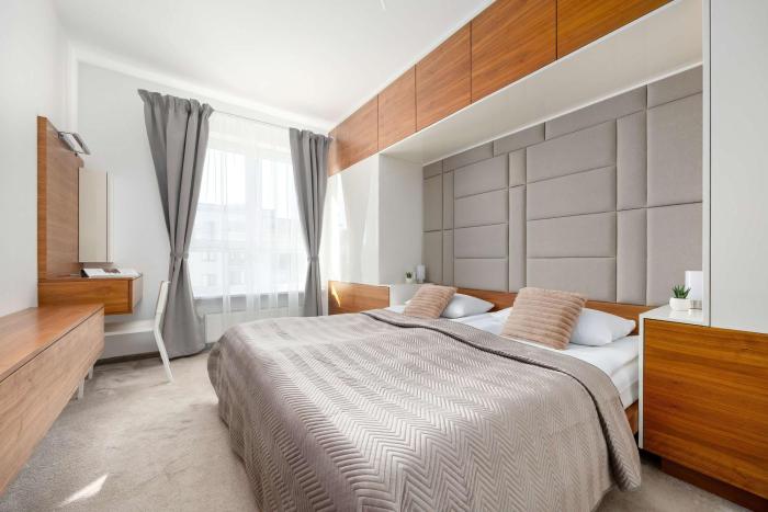 Spacious Apartment with a Workspace in a Great Location By Noclegi Renters