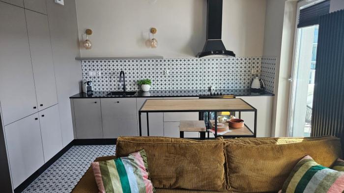 Stylowy apartament z klimatyzacją, tarasem i parkingiem - Fair Rentals