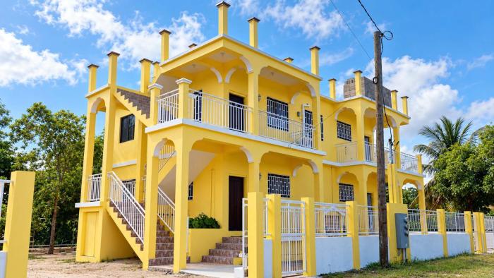 Cozy Dangriga Coastal Getaway with AC In-Unit Laundry & Full Kitchen
