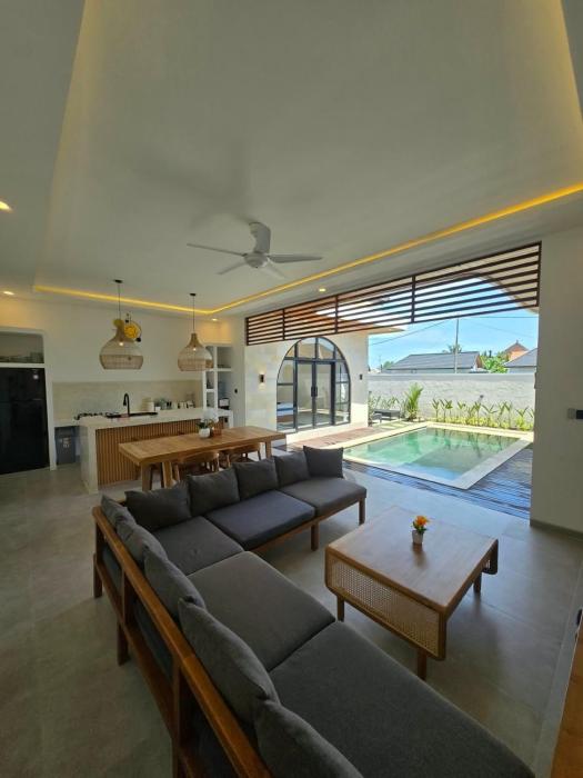 2 Bedroom, New, Excellent location, Private Pool!