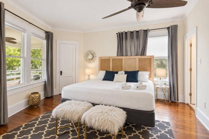 Charming Upstairs Stay near Old Town