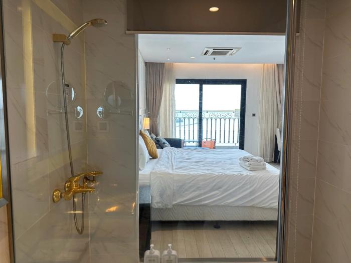 High-Floor Studio Bay & City Views
