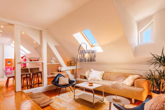 Airy skylight apt, 5 min to Republic Square