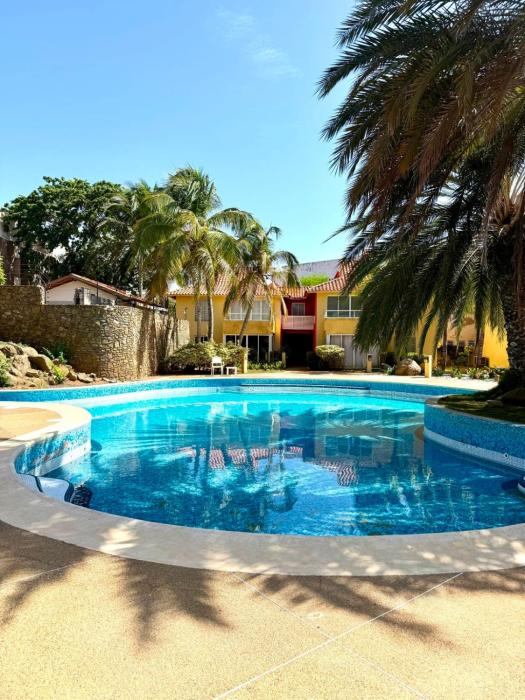 Villas del Sol Condominio, pileta a metros de la playa