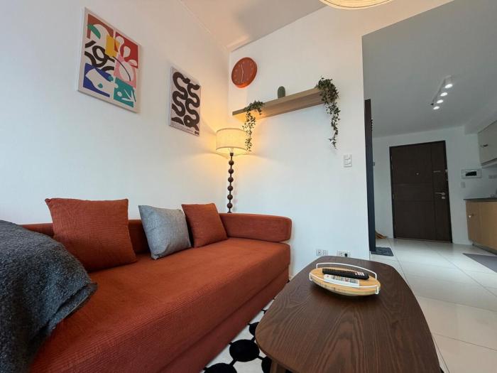 New! Cozy & Vibrant Uptown BGC 300MBPS BackHome8