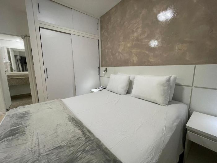 Flat no hotel Q. Paulista nos Jardins, com sacada!
