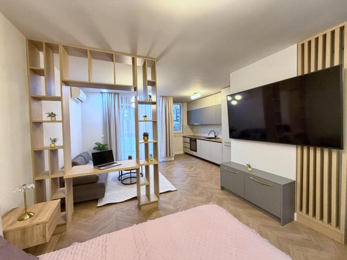 Modern Studio, Big Balcony & Free Parking