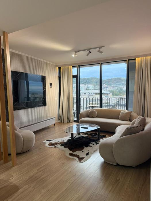 Lake View Urban Apartment