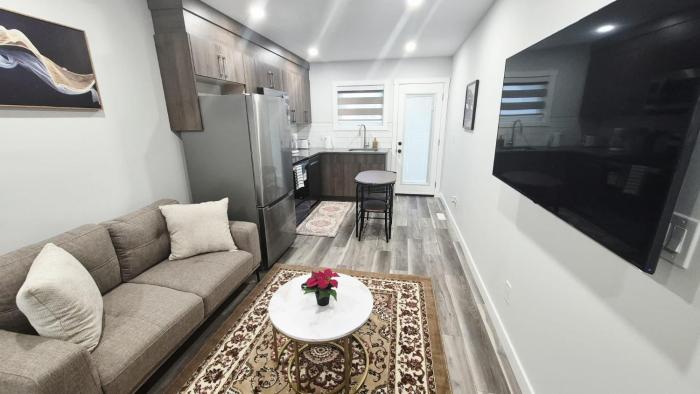 Cozy Lane-way Suite with private parking