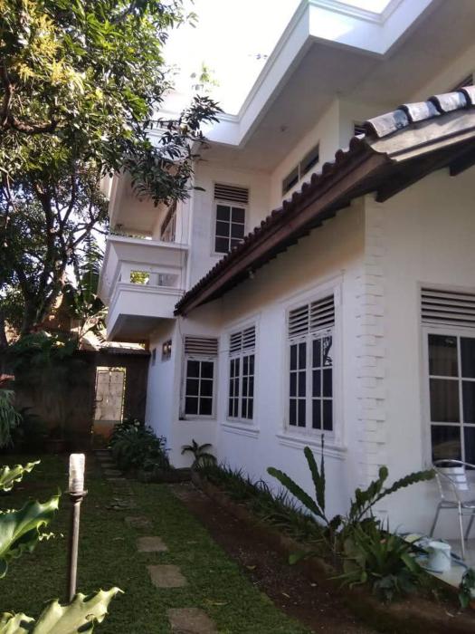 Famale Homestay