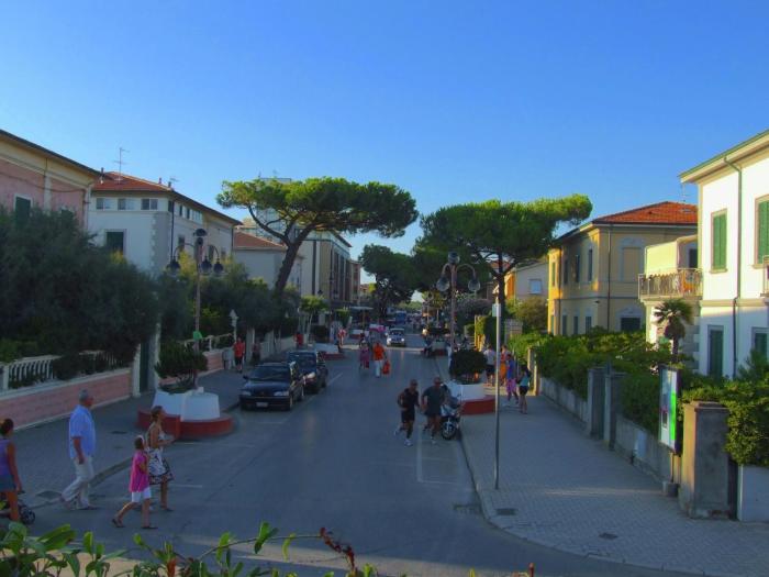 Huge Holiday Home in Marina di Castagneto Carducci near Sea