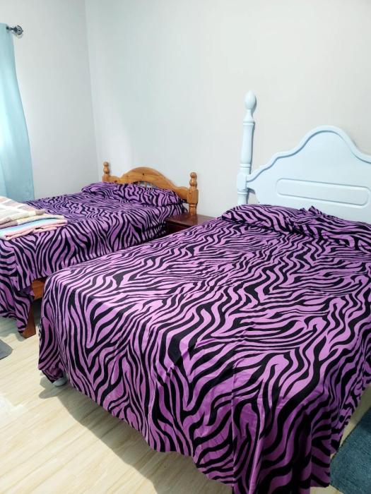 1 Room with two bedsWiFi AC Hot Water & Beaches