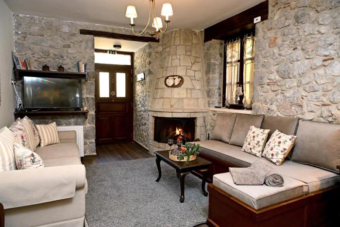 Lithora Arachova - Stone Home with Fireplace