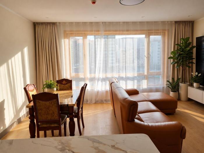 Brand-New 3BDR Apartment With Mountain Views
