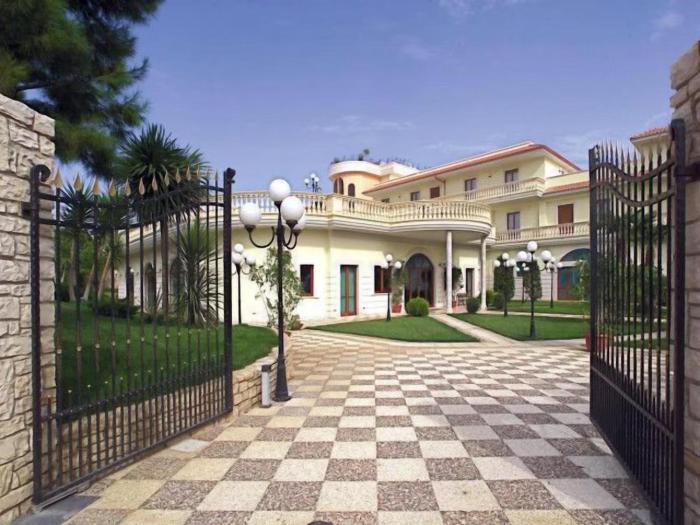 Unico Serrone Palace