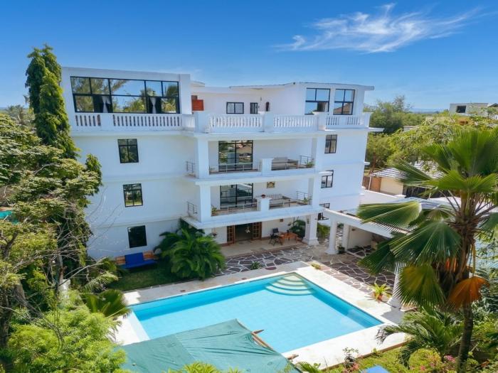 Diani Luxe Villa Elegant suite with private kitchen, 600m from the beach