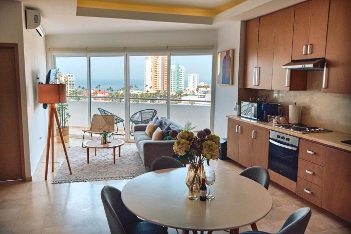 Luxury apartment with pool, ocean view & sky bar