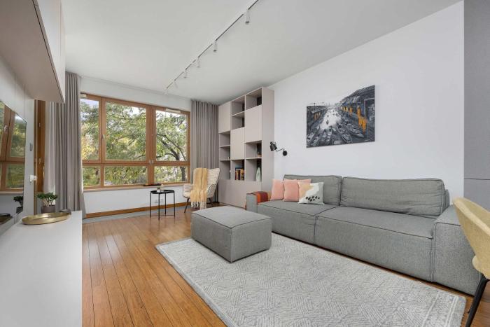 Spacious apartment with parking in Warsaw Obrzeżna 1B by Heyrent