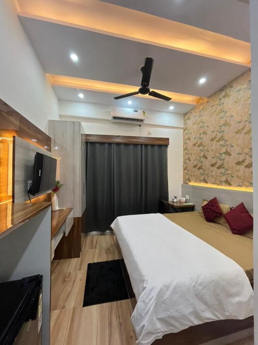 Cozy Stay Near Expo Mart Kaveri City Center