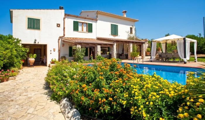 Modern Villa with Private Pool in Muro 300 m²