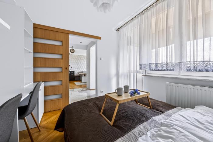 Wola Central Apartment - Balcony, AirCon, Metro Nearby