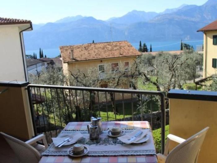Apartment Balkon mit Seeblick- WiFi- Nähe zum Zentrum by Interhome