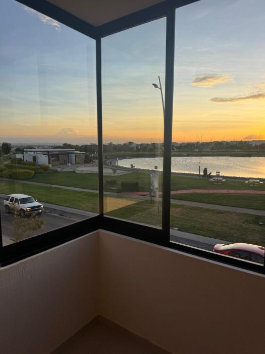 Bello departamento con atardeceres frente al lago - Zakia