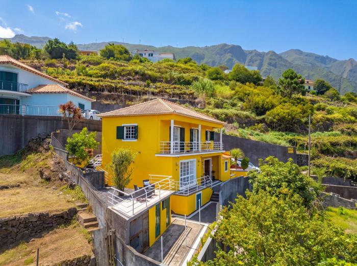 Yellow House Mountain Views & BBQ in São Vicente