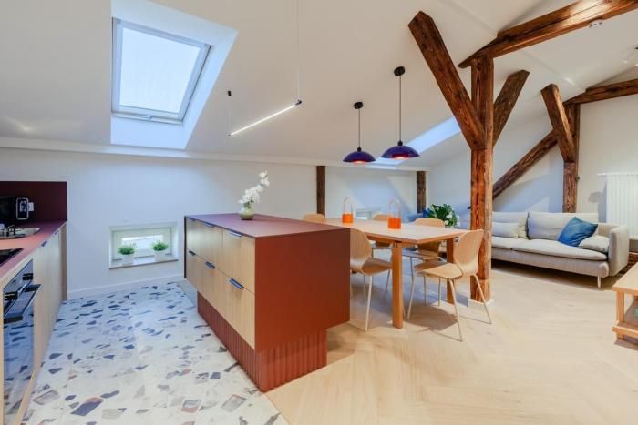 3bedroom apartment, close to Main Station, with AC