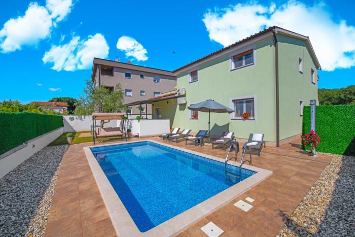 Villa Valbandon, a beautiful pool villa near the beach