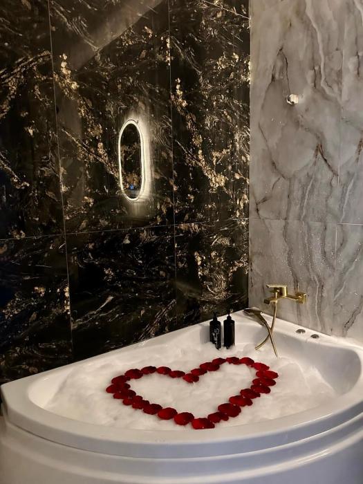 Romantic Red Apartment AXS