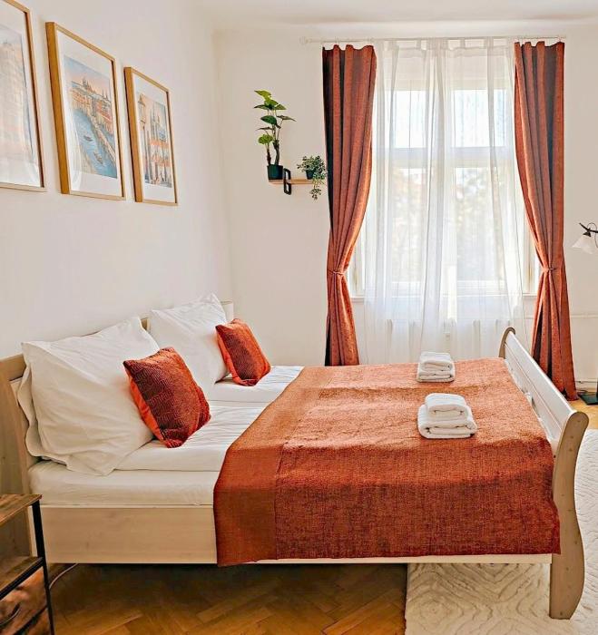 Classic 2-Bedroom Apartment, Bright, Quiet & Views