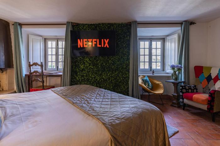 Double Room in 17th-century Home in Sintra Historic Center with Snooker, BBQ, Piano