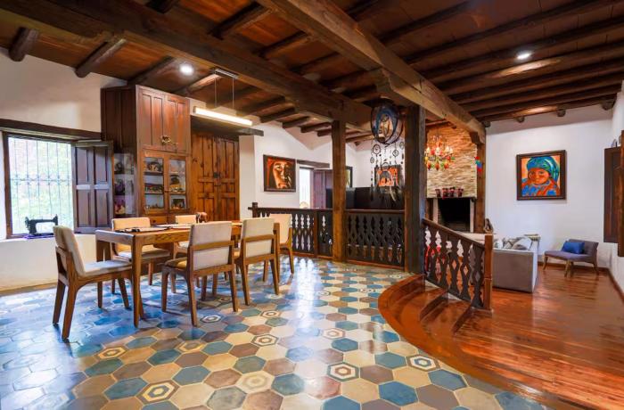 Hacienda Colonial, con jardines y chimeneas