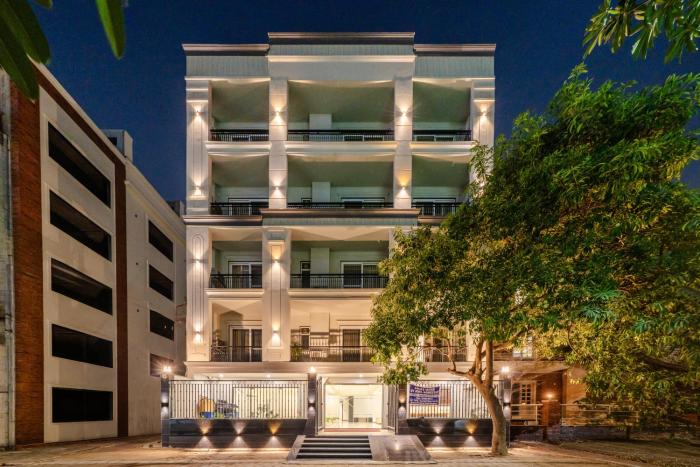 Aristo Grand Hotel with Bathtub by Aura Homes Near Sector 54 Chowk Metro Golf Course Road Gurgaon