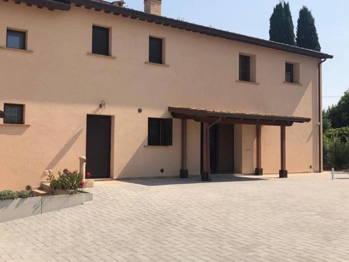 Casale immerso nella campagna umbra