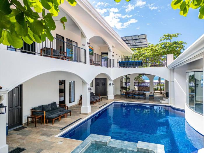 Sleeps 32 Direct on Beach: Pool, Hot Tub, Games!
