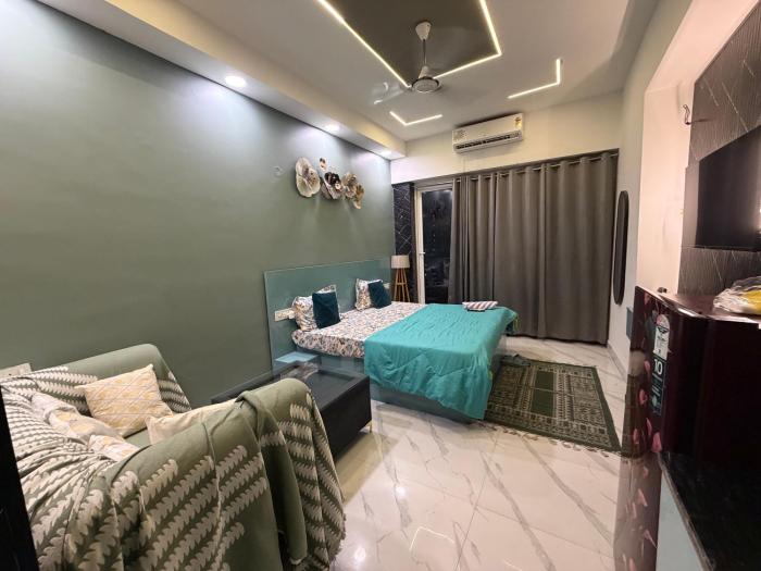 Cosmo Stays Premium Studio Gaur City Center