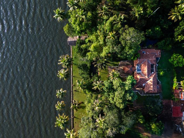 Alaya Stays Vembanad House Heritage Lakeside Villa with Garden