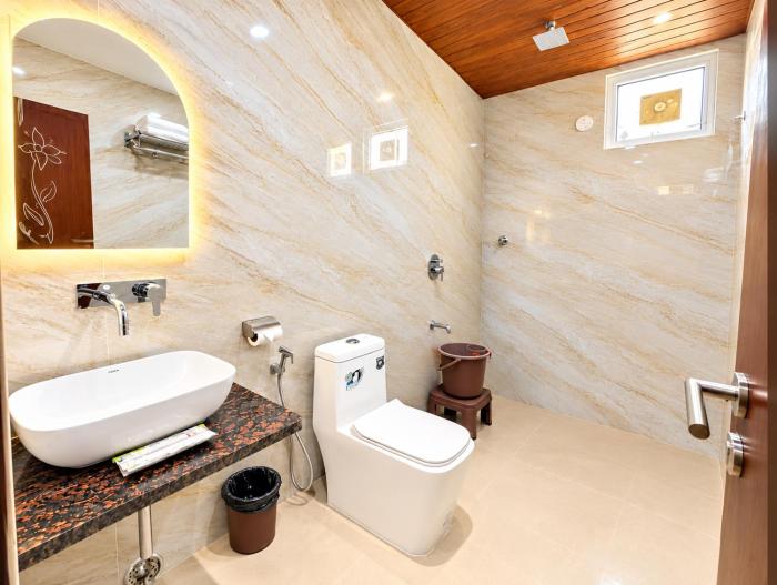 Hotel The SS Cantt Road, Maldahiya Varanasi Near Railway Station and Kashi Shri Vishwanath Temple- Free Parking & Wifi facilities!