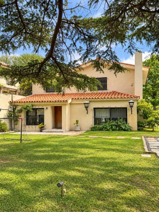 House with pool, 20 minutes from Estadio Centenario