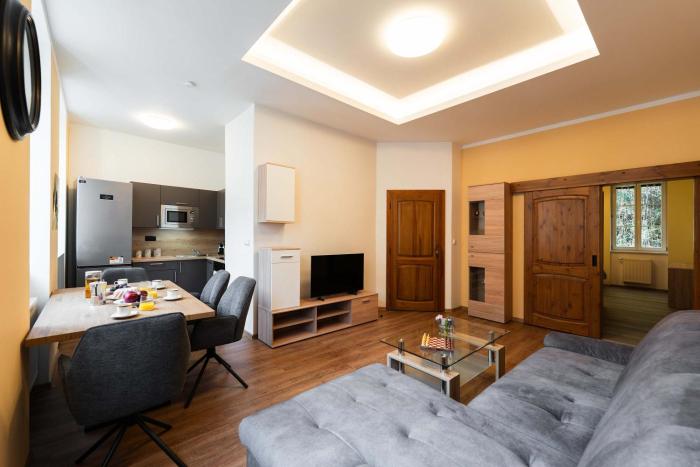Colonnade Hideaway - Steps from Thermal Sprigs