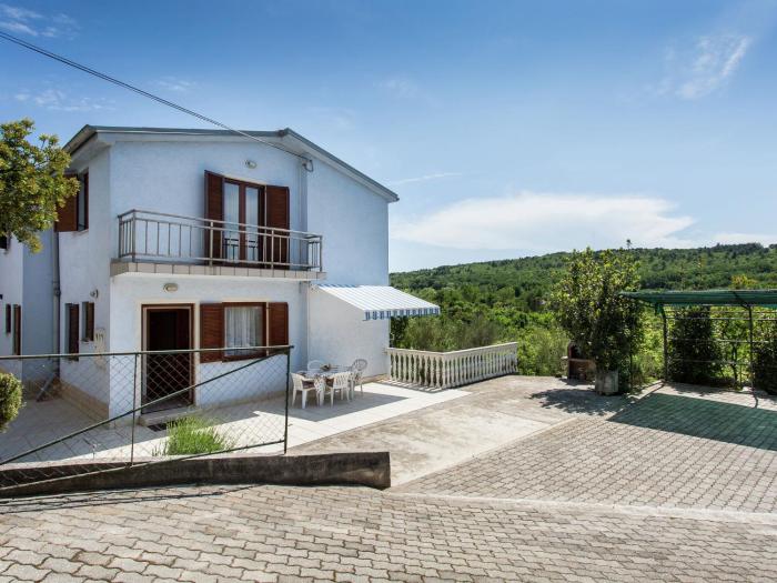 Nice apartment on the outskirts of Silo with spacious terrace and beach at 600m