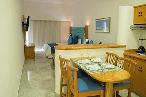 SUNSET MARINA RESORT & YACHT CLUB - Updated 2023 Prices & Hotel Reviews  (Cancun, Mexico)