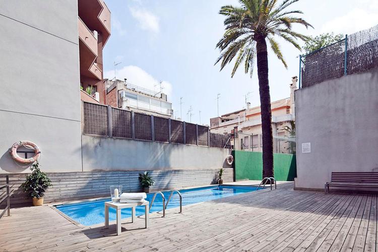 Rent Mesa de billar plegable verde in Barcelona (rent for £6.00 / day,  £4.29 / week)